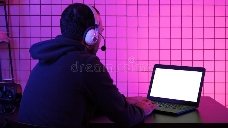 Gamer professionale che gioca video gioco sul suo computer portatile Visualizzazione bianca fotografia stock libera da diritti Gamer professionale che gioca video gioco sul suo computer portatile Visualizzazione bianca fotografia stock libera da diritti