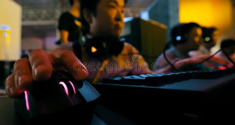 Gamers bawić się grę komputerową Rywalizacje na sportach zdjęcia royalty free Gamers bawić się grę komputerową Rywalizacje na sportach zdjęcia royalty free