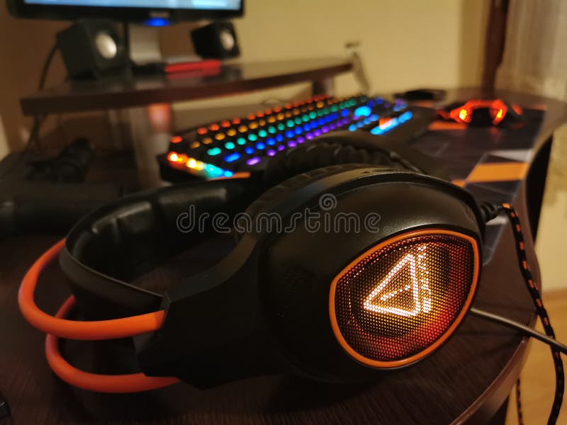 Hãy nhận lấy trải nghiệm chơi game thú vị nhất với Gaming Headset của chúng tôi. Thưởng thức âm nhạc và âm thanh chất lượng cao, cùng với âm thanh xung quanh bạn giống như bạn đang sống trong thế giới của trò chơi của chúng tôi.