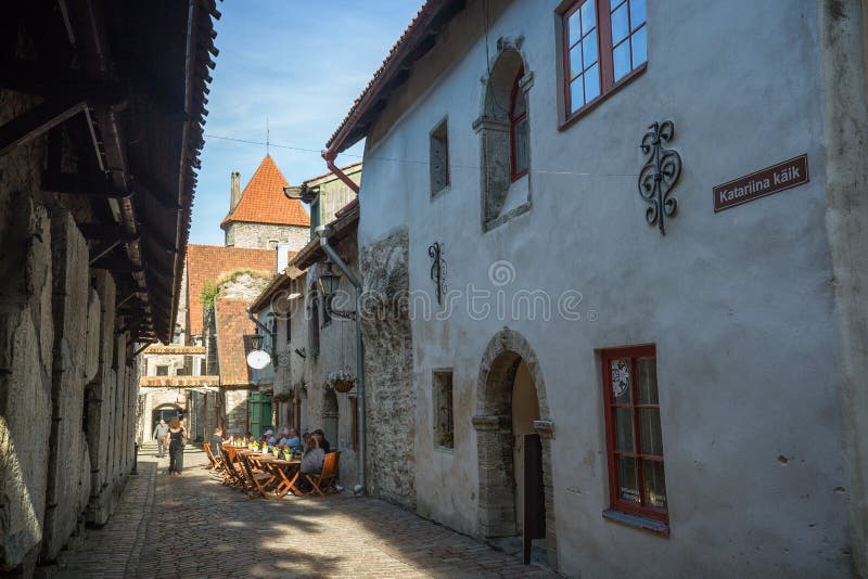 Gamla byggnader och turister på den gamla staden i Tallinn royaltyfri fotografi Gamla byggnader och turister på den gamla staden i Tallinn royaltyfri fotografi