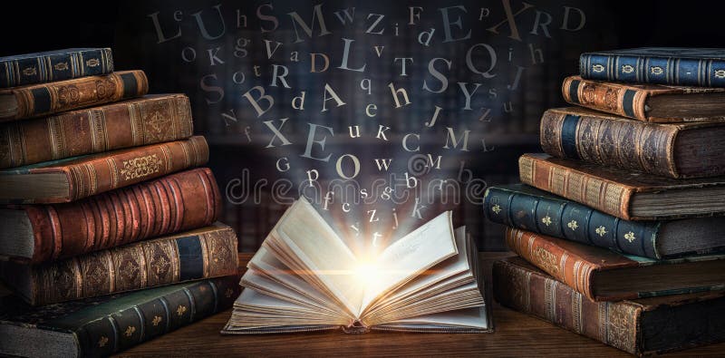 Gamla böcker med flygande bokstäver och magiskt ljus på bakgrunden till bokhyllan i biblioteket. Gamla böcker som en symbol för