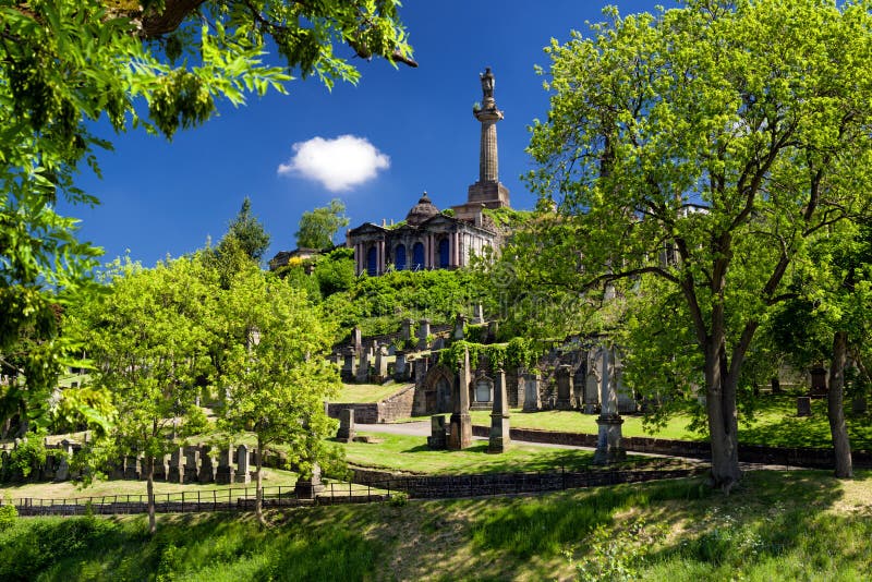 Gamla gravar på Glasgow Necropolis - viktoriansk kyrkogård, Skottland