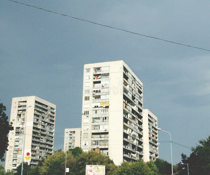 Gamla kommunistiska block typiska socialistiska realistiska arkitekturblock med balkonger och fönster