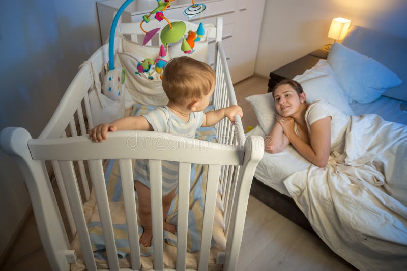 9 gamla månader behandla som ett barn anseende i lathund och att vakna upp hans trötta mothe royaltyfria bilder 9 gamla månader behandla som ett barn anseende i lathund och att vakna upp hans trötta mothe royaltyfria bilder