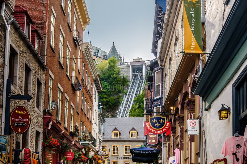 Gamla Quebec City med historiska byggnader royaltyfri foto