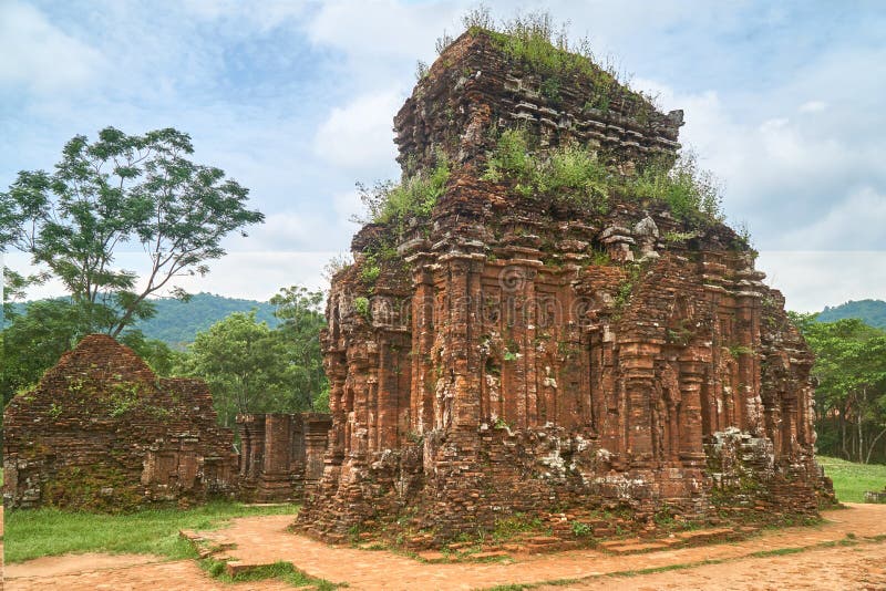 Gamla reiligous byggnader från den Champa välden - chamkultur I min son nära Hoi, Vietnam Georgia Mtskheta royaltyfri foto Gamla reiligous byggnader från den Champa välden - chamkultur I min son nära Hoi, Vietnam Georgia Mtskheta royaltyfri foto