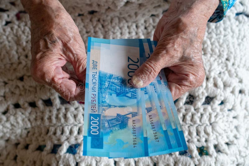 Gamla räknande pengar för äldre caucasian eyears för kvinna 90 i hennes händer arkivfoton Gamla räknande pengar för äldre caucasian eyears för kvinna 90 i hennes händer arkivfoton