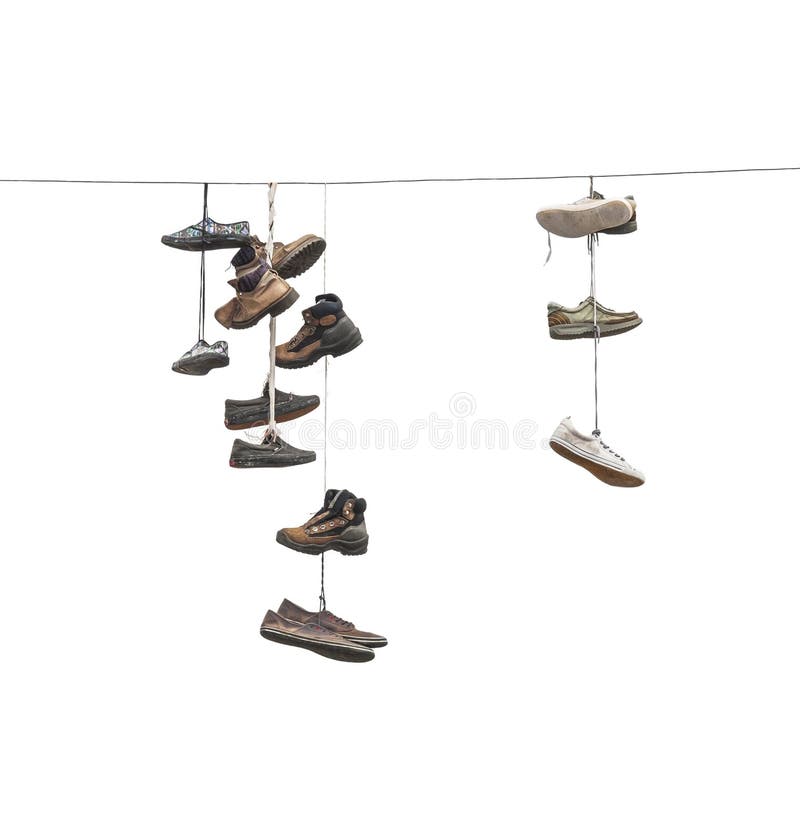 Gamla slitna kängor eller skor hänger på en kabel arkivfoton Gamla slitna kängor eller skor hänger på en kabel arkivfoton