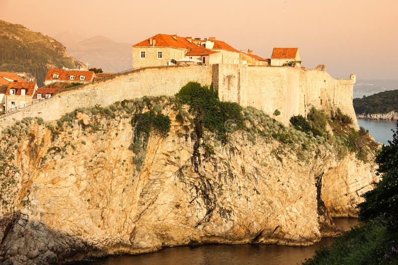 Gamla stad- och stadsväggar dubrovnik croatia royaltyfria foton Gamla stad- och stadsväggar dubrovnik croatia royaltyfria foton
