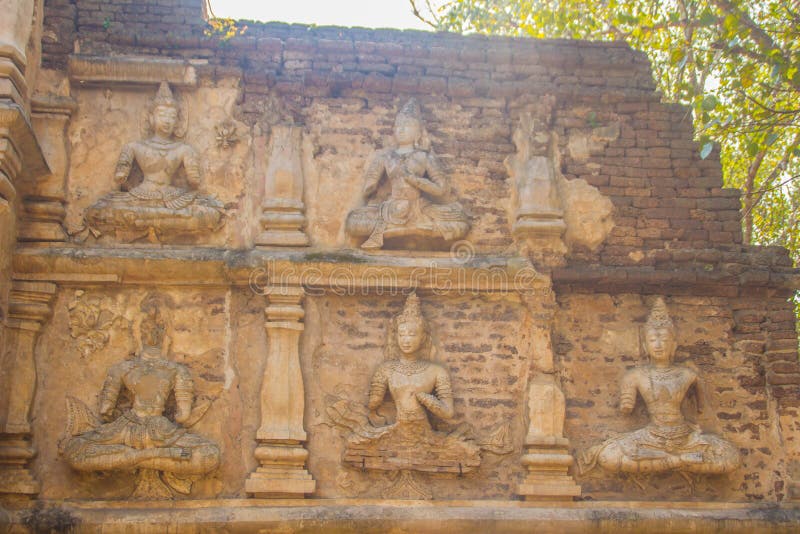 Gamla stuckaturBuddha- och ängeldiagram på förutom Maha Chedi av Wat Chet Yot (Wat Jed Yod) eller Wat Photharam Maha Vihara, t arkivbilder Gamla stuckaturBuddha- och ängeldiagram på förutom Maha Chedi av Wat Chet Yot (Wat Jed Yod) eller Wat Photharam Maha Vihara, t arkivbilder