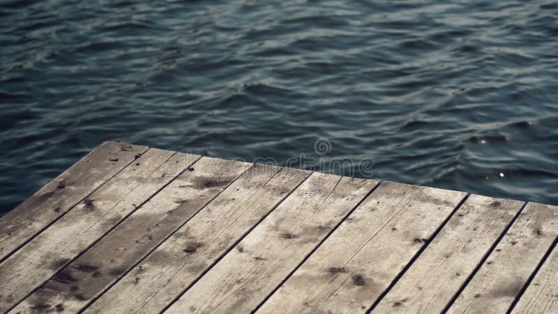 Gamla träPier Jetty på floden med vattenbrusande i Bokeh som härlig naturlig bakgrund