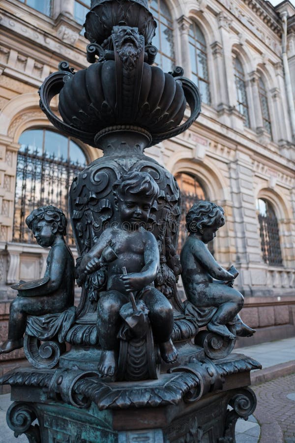 Gamla vintage gatulampor nära stieglitz-statsakademin. Stängning av änglar som representerar olika hantverk. arkivfoton Gamla vintage gatulampor nära stieglitz-statsakademin. Stängning av änglar som representerar olika hantverk. arkivfoton