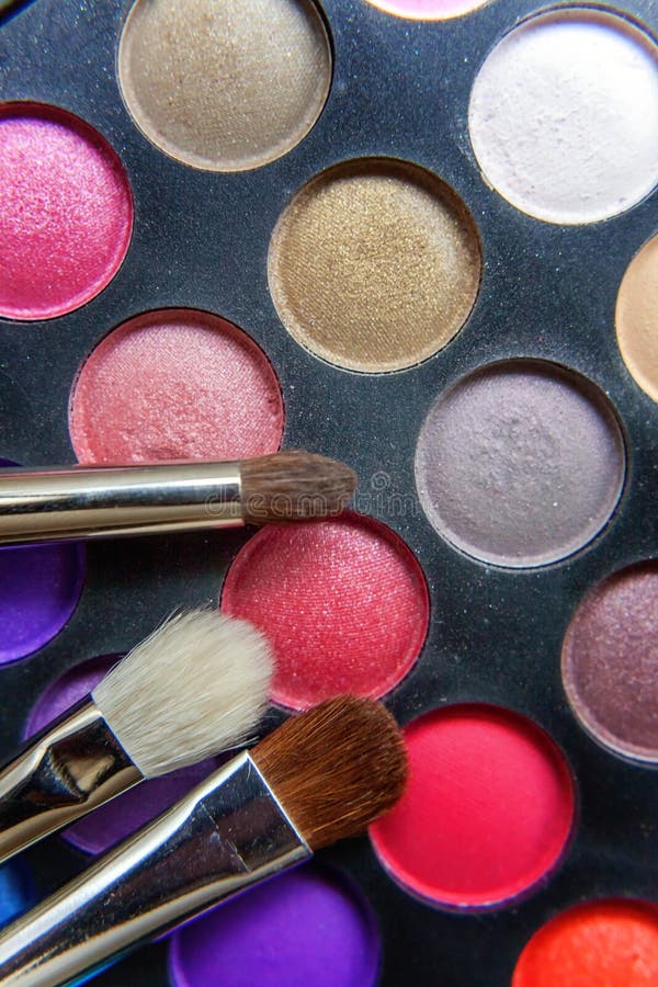 Gamma di colori e spazzole di trucco immagini stock Gamma di colori e spazzole di trucco immagini stock