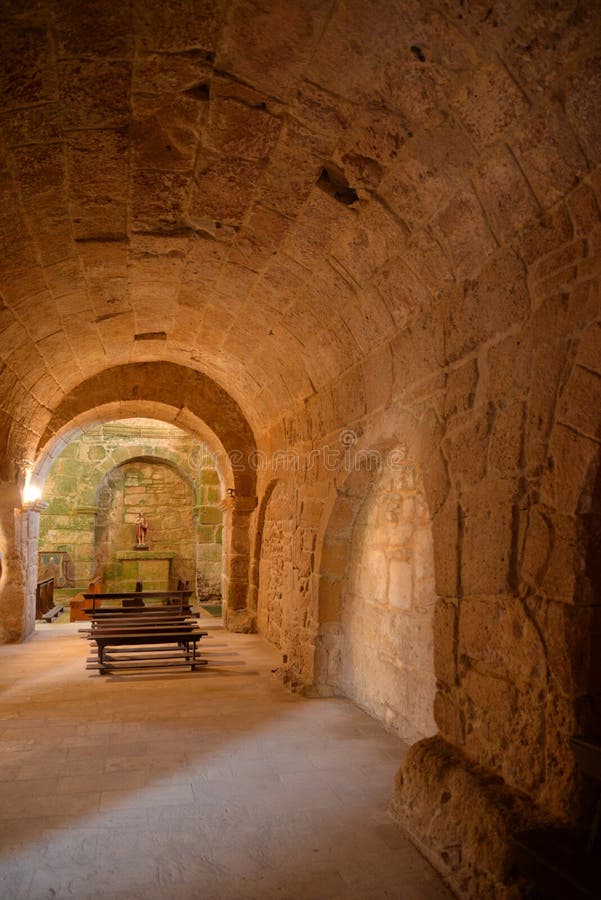 Gammal arkitektur för stenromanesquekyrka i Sardinia, Italien royaltyfria bilder Gammal arkitektur för stenromanesquekyrka i Sardinia, Italien royaltyfria bilder