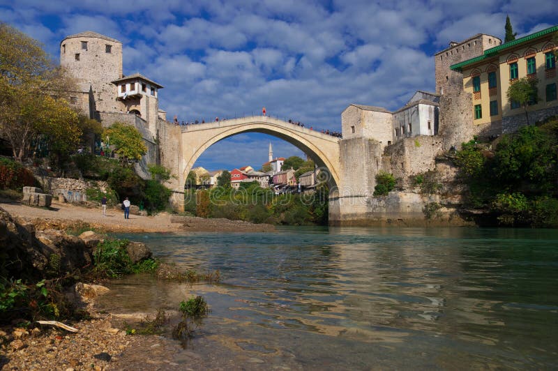 Gammal bro i Mostar, Bosnien och Hercegovina, över den Neretva floden arkivbild Gammal bro i Mostar, Bosnien och Hercegovina, över den Neretva floden arkivbild