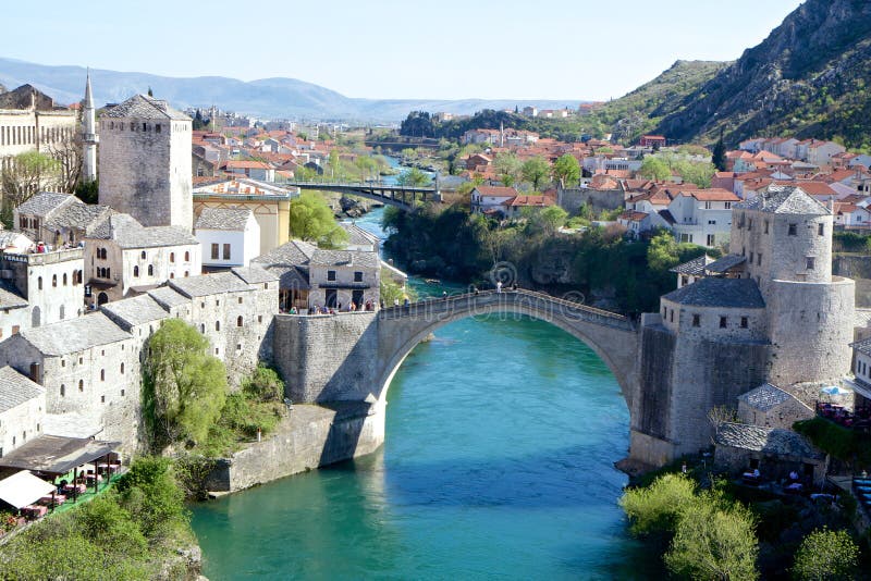 Gammal bro i Mostar över den Neretva floden arkivfoton Gammal bro i Mostar över den Neretva floden arkivfoton