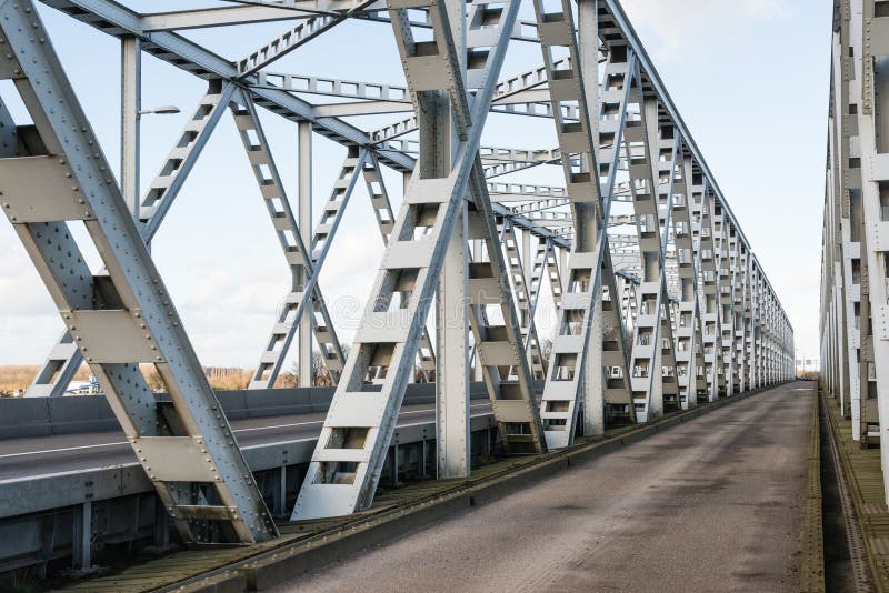 Gammal bråckbandbro i Nederländerna royaltyfria foton Gammal bråckbandbro i Nederländerna royaltyfria foton