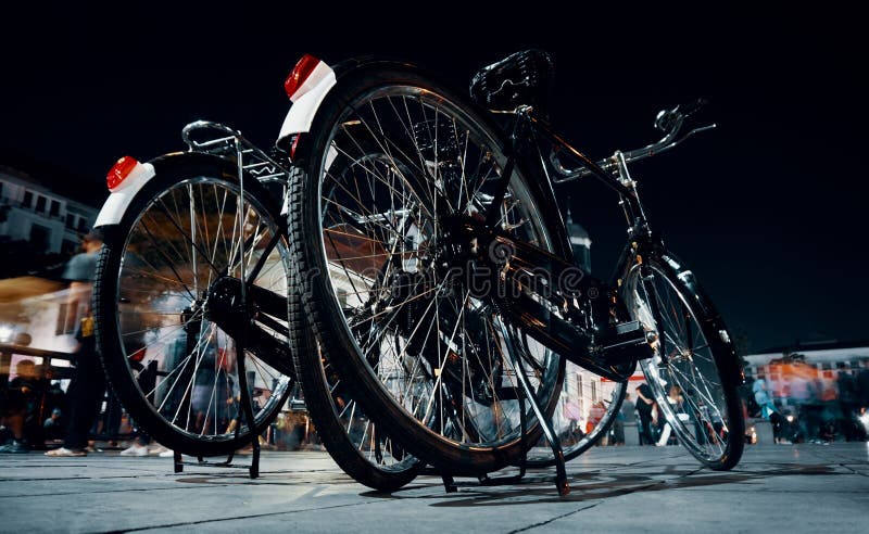 Gammal cykel tre i gård på natten arkivfoton Gammal cykel tre i gård på natten arkivfoton