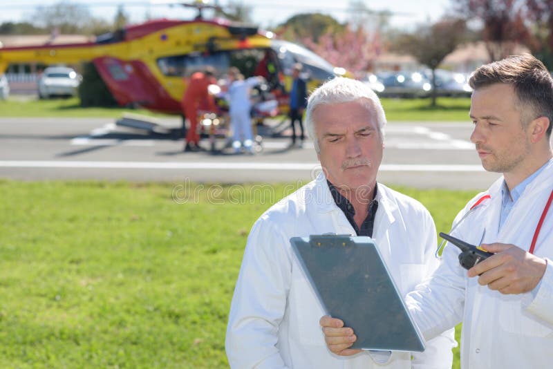 Gammal doktor och mobil flygambulans arkivbild Gammal doktor och mobil flygambulans arkivbild