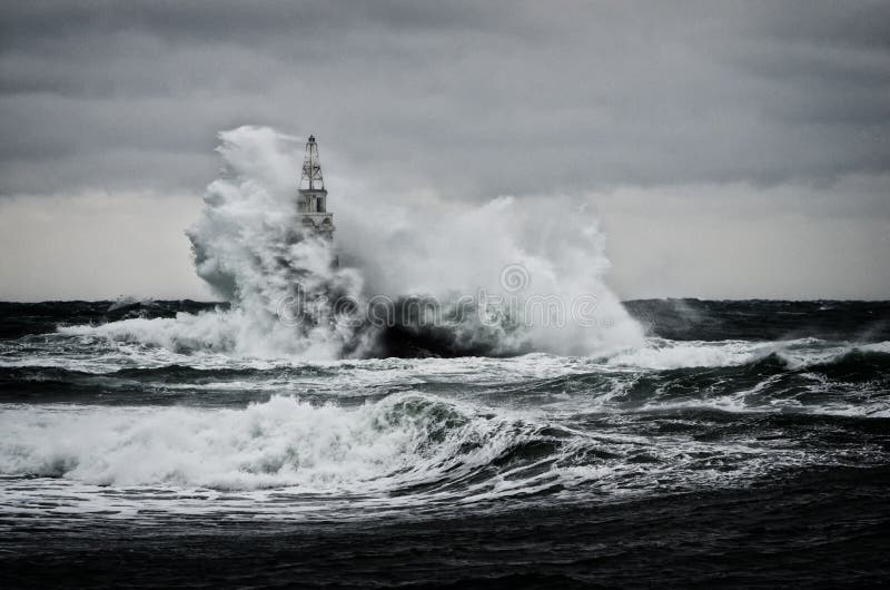 Gammal fyr i havet i stormig dag royaltyfria bilder Gammal fyr i havet i stormig dag royaltyfria bilder
