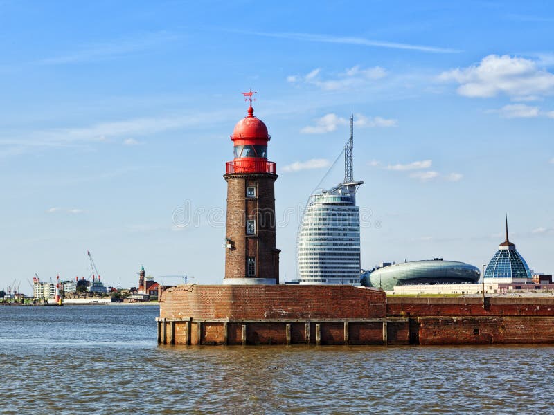 Gammal fyr och moderna byggnader på Bremerhaven royaltyfri fotografi Gammal fyr och moderna byggnader på Bremerhaven royaltyfri fotografi