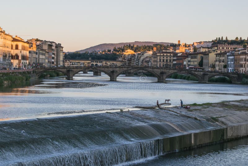 Gammal fördämning över den Arno floden i Florence, Italien arkivfoton Gammal fördämning över den Arno floden i Florence, Italien arkivfoton