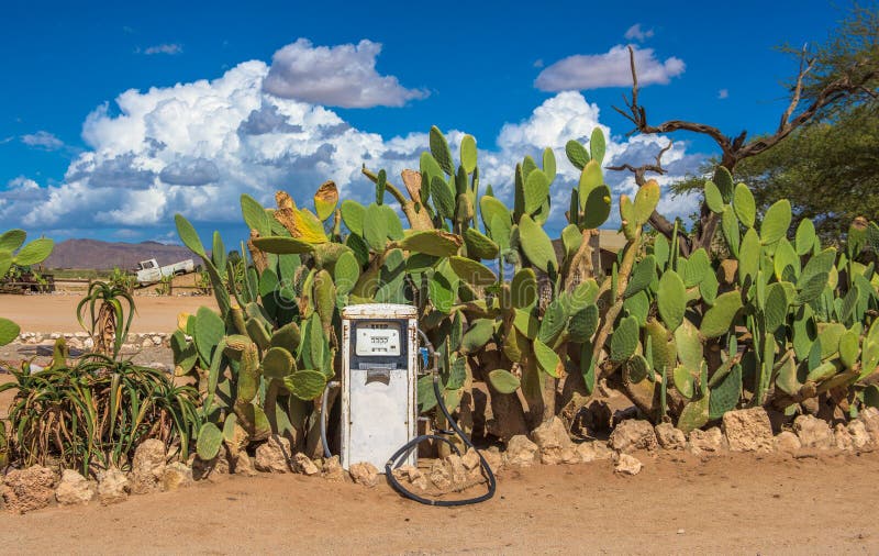 Gammal gaspump i den Namib öknen, patiens, Namibia royaltyfri bild Gammal gaspump i den Namib öknen, patiens, Namibia royaltyfri bild