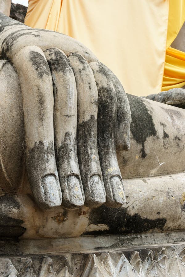 Gammal hand av den buddha statyn arkivfoto Gammal hand av den buddha statyn arkivfoto
