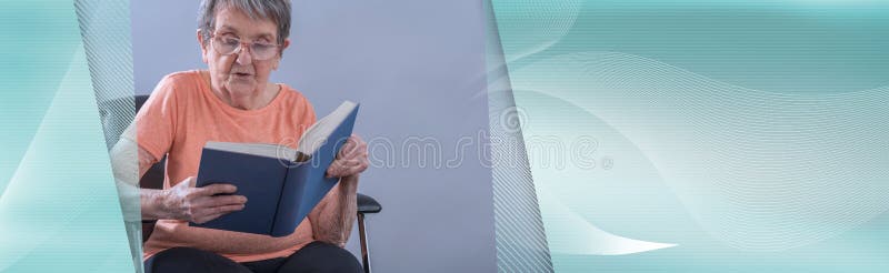 Gammal kvinna som l?ser en bok; panorama- baner royaltyfria foton Gammal kvinna som l?ser en bok; panorama- baner royaltyfria foton