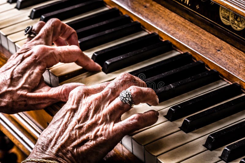 Gammal kvinna som spelar pianocloseupen royaltyfri foto Gammal kvinna som spelar pianocloseupen royaltyfri foto