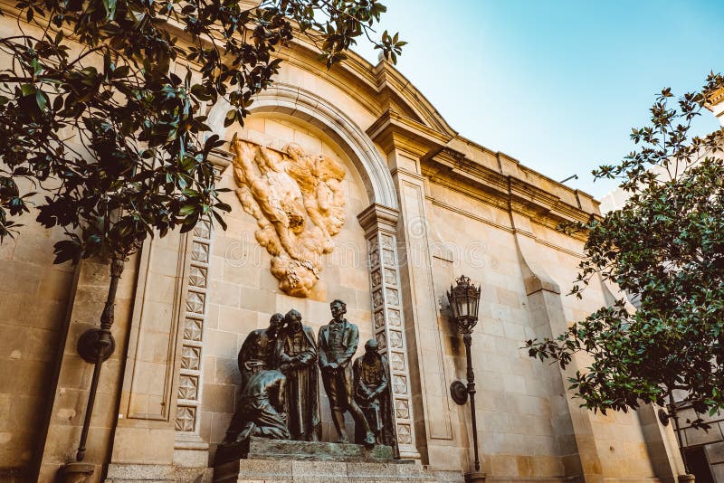 Gammal kyrka i den gotiska fj?rdedelen av Barcelona Det ocks? kallas som Barri Gotic royaltyfri fotografi Gammal kyrka i den gotiska fj?rdedelen av Barcelona Det ocks? kallas som Barri Gotic royaltyfri fotografi