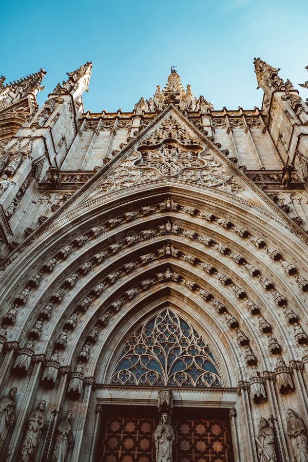 Gammal kyrka i den gotiska fj?rdedelen av Barcelona Det ocks? kallas som Barri Gotic royaltyfri foto Gammal kyrka i den gotiska fj?rdedelen av Barcelona Det ocks? kallas som Barri Gotic royaltyfri foto