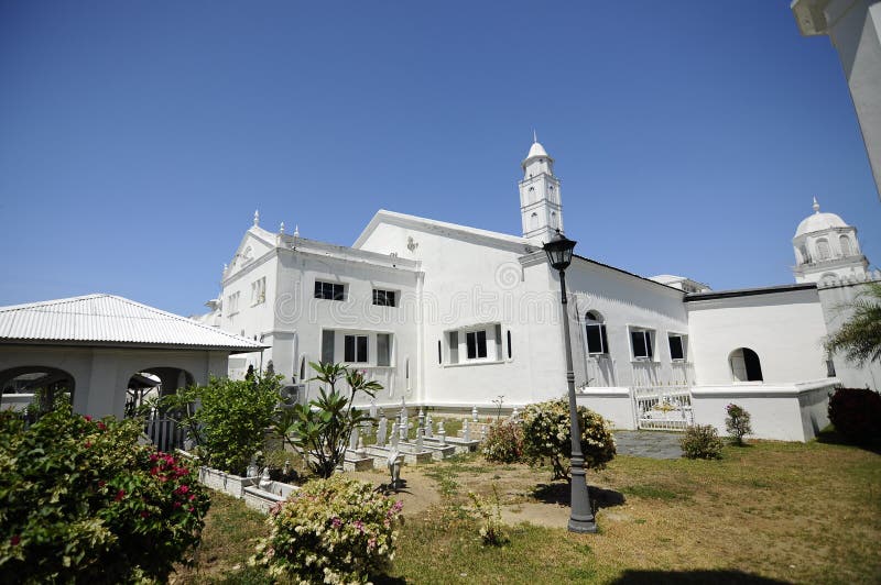 Gammal kyrkogård på Abidin Mosque i Kuala Terengganu, Malaysia royaltyfri foto Gammal kyrkogård på Abidin Mosque i Kuala Terengganu, Malaysia royaltyfri foto