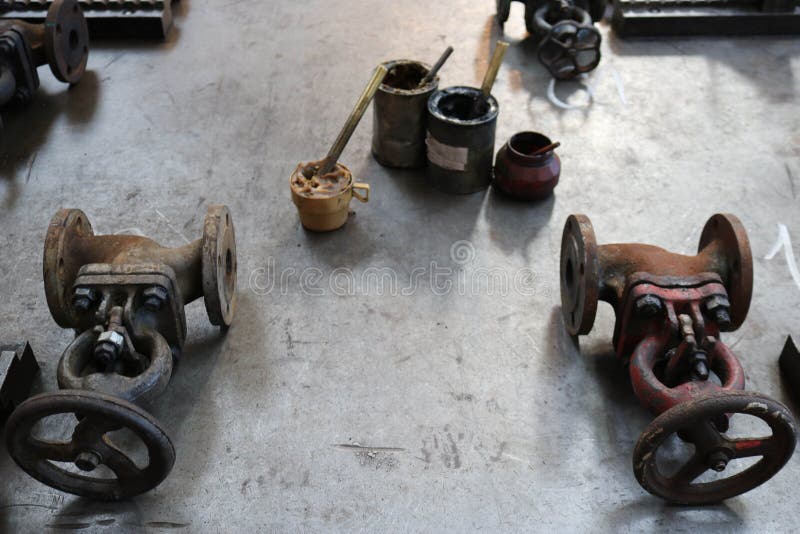 Gammal metall två låser, rörmonteringar, cans med grafitfett, solidol på en stor järntabell i fabriken, shoppar Begrepp indus arkivfoton Gammal metall två låser, rörmonteringar, cans med grafitfett, solidol på en stor järntabell i fabriken, shoppar Begrepp indus arkivfoton