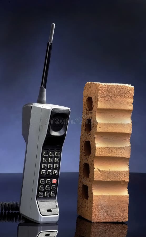 Gammal mobiltelefon i Brick