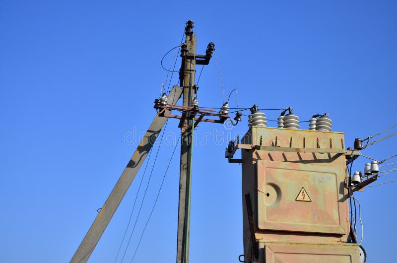 Gammal och föråldrad elektrisk transformator mot bakgrunden av en molnfri blå himmel Apparat för fördelning av tillförsel av höjd arkivbilder Gammal och föråldrad elektrisk transformator mot bakgrunden av en molnfri blå himmel Apparat för fördelning av tillförsel av höjd arkivbilder