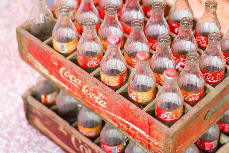 Gammal retro stilcoca för tappning - colaglasflaska arkivbild