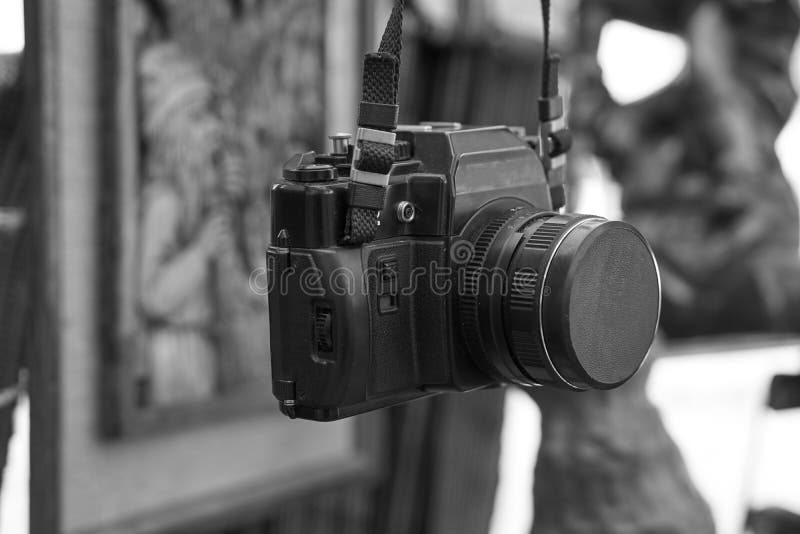 Gammal retro tappningfilmkamera på en halsrem arkivfoto Gammal retro tappningfilmkamera på en halsrem arkivfoto