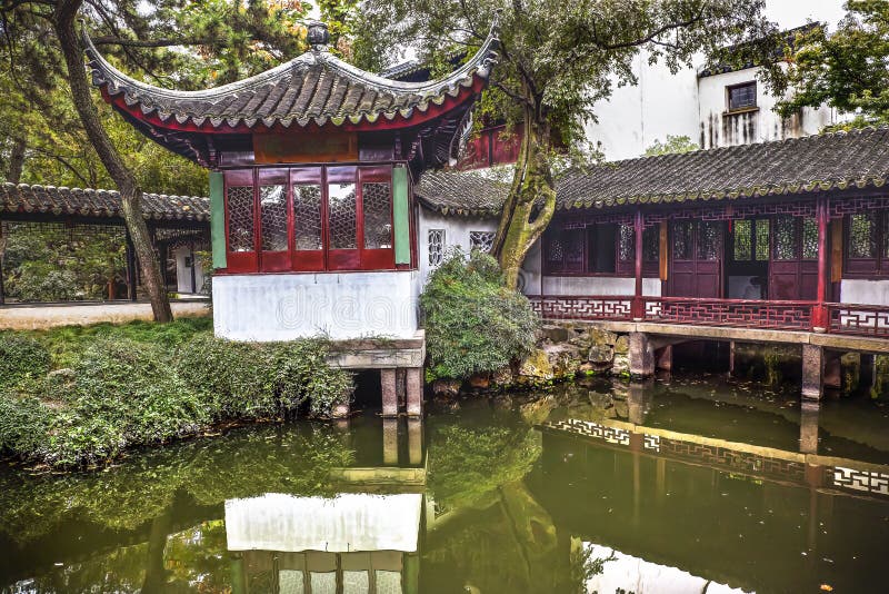 Gammal röd pagda-reflektionsträdadministratör suzhou china royaltyfri bild