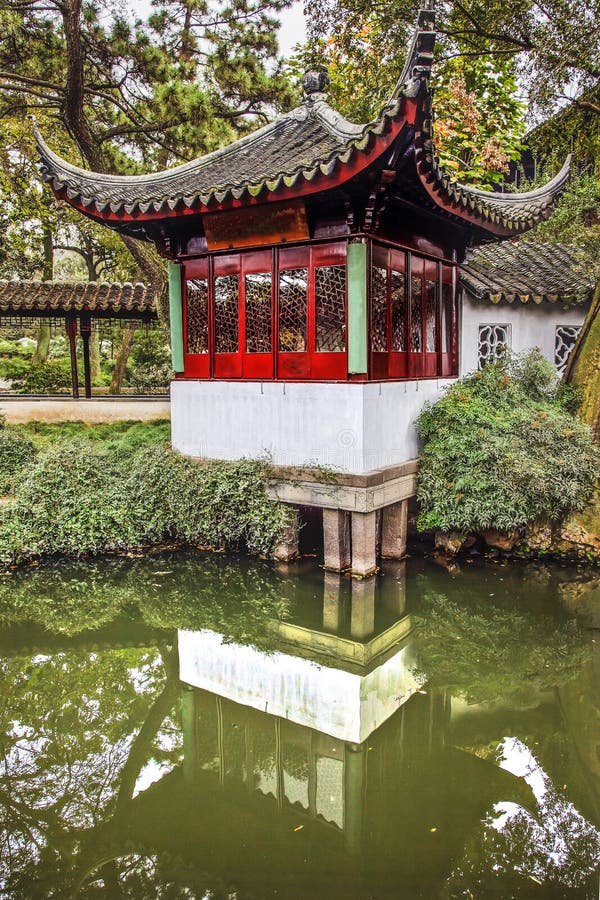 Gammal röd pagda-reflektionsträdadministratör suzhou china royaltyfri bild