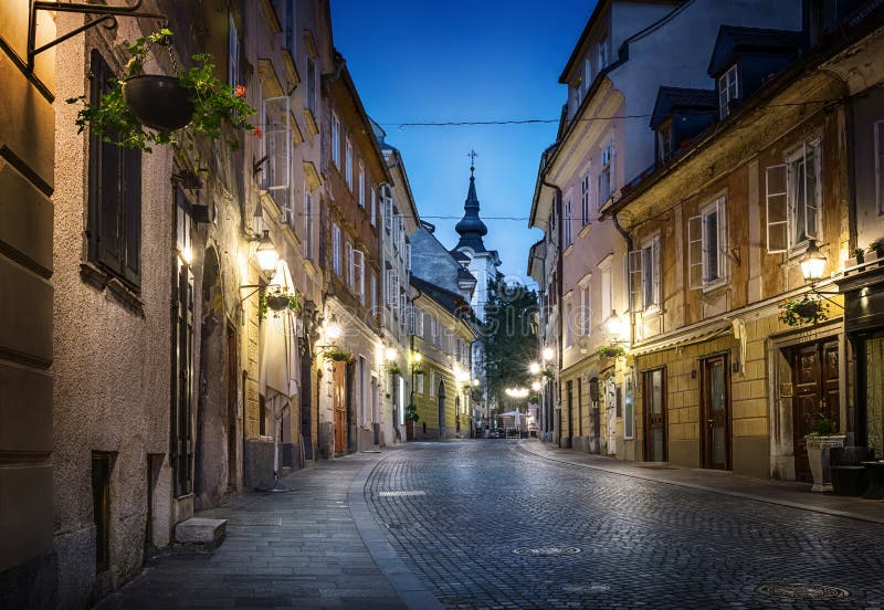 Gammal sikt för Ljubljana cityscape lappad gataafton Ljubljana c arkivbilder