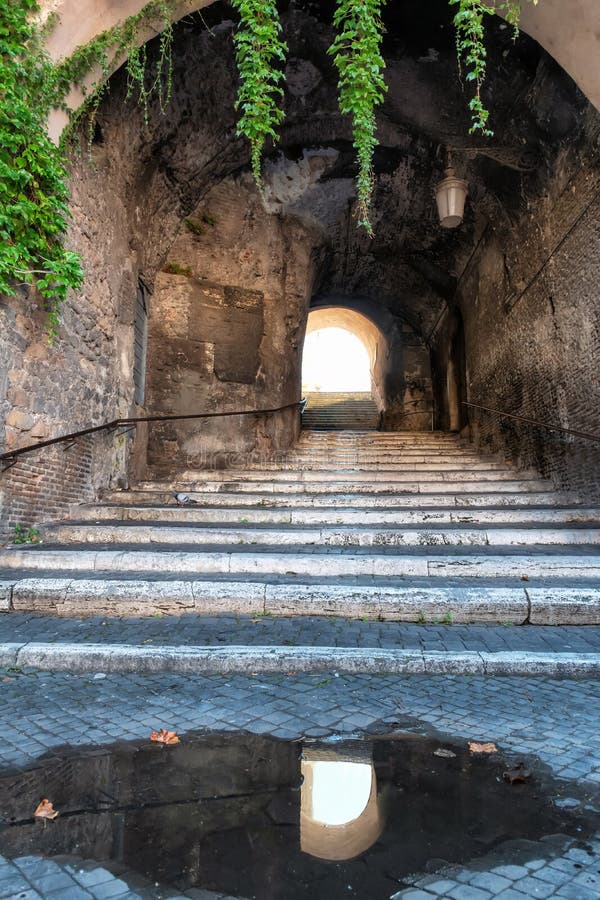 Gammal smal gata i Rome, Italien arkivbild Gammal smal gata i Rome, Italien arkivbild
