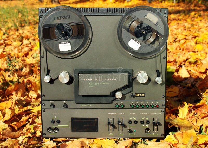 Gammal Sovjet-gjord stereo- registreringsapparat för bandrulle arkivfoto Gammal Sovjet-gjord stereo- registreringsapparat för bandrulle arkivfoto