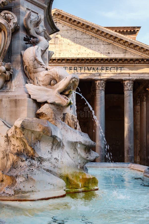 Gammal springbrunn bredvid panteon i Rome på solnedgången royaltyfri bild Gammal springbrunn bredvid panteon i Rome på solnedgången royaltyfri bild
