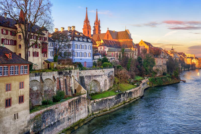 Gammal stad av Baseln med den Munster domkyrkan som vänder mot Rhinet River