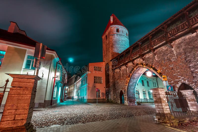 Gammal stad för natt av Tallinn, Estland arkivbild Gammal stad för natt av Tallinn, Estland arkivbild