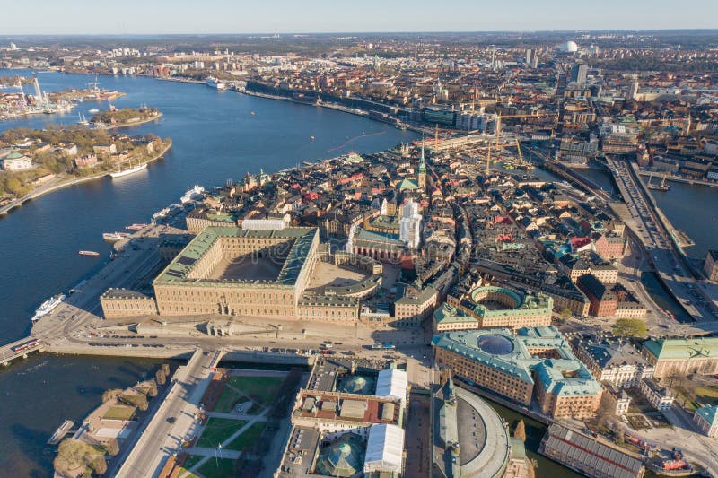 Gammal stad och kungpalats i bakgrunden. Den ligger på gamla kazstanska ön i strumpeband.. droningspunkt fotografering för bildbyråer