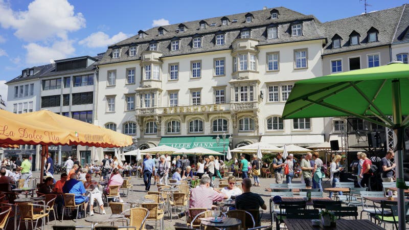 Gammal stadfyrkant av den Bonn Tyskland med den berömda hotellaktern royaltyfri fotografi Gammal stadfyrkant av den Bonn Tyskland med den berömda hotellaktern royaltyfri fotografi