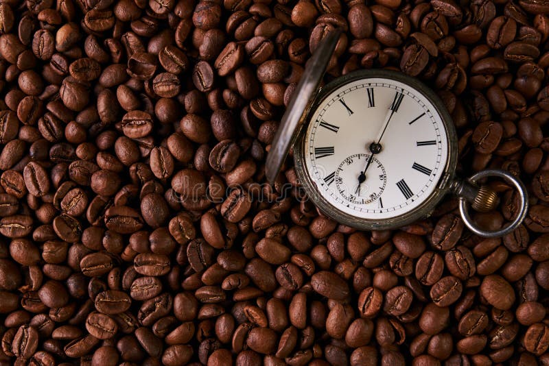 Gammal tappningrova i grillade kaffebönor, närbild, bästa sikt, kopieringsutrymme KaffeTid begrepp