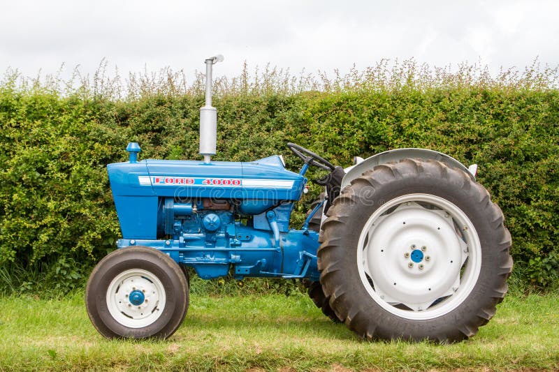 Gammal traktor för vadställe 4000 royaltyfria bilder
